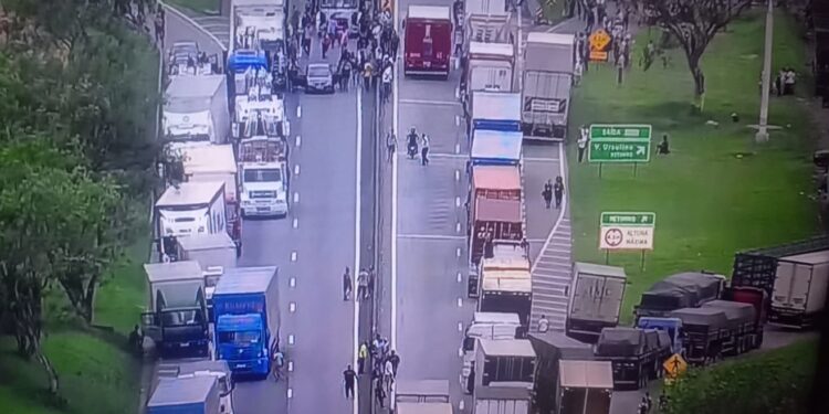 Dutra é liberada em Barra Mansa após mais de 28 horas de interdição em atos pró-Bolsonaro