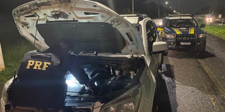 Homem é preso dirigindo caminhonete clonada na Dutra, em Resende