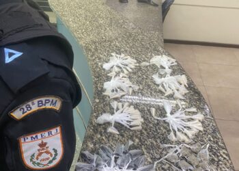 Homem é preso e menor apreendido por tráfico de drogas no bairro Cotiara, em BM