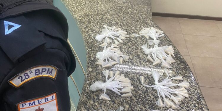 Homem é preso e menor apreendido por tráfico de drogas no bairro Cotiara, em BM