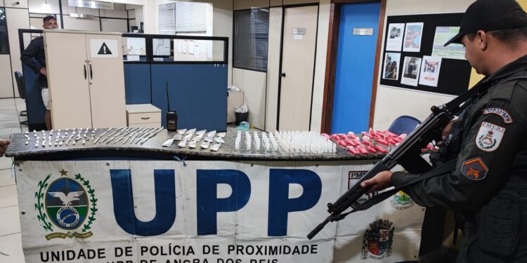 Homem é preso e menor apreendido com grande quantidade de drogas em Angra