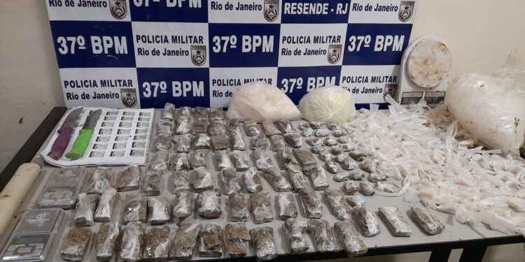 Polícia Militar apreende grande quantidade de drogas em Resende