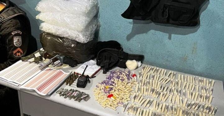 Polícia prende dupla armada em posse de mais de 400 pinos de cocaína em VR