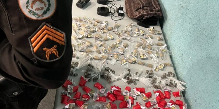 Polícia Militar apreende grande quantidade de drogas durante ações em quatro bairros de Volta Redonda