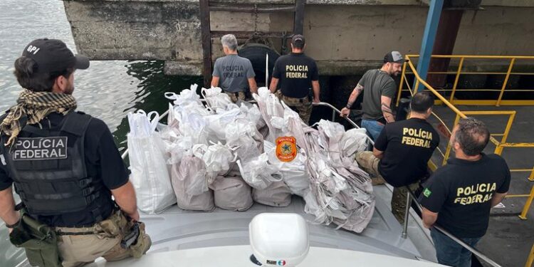 PF e Receita Federal interceptam 370 kg de cocaína que seriam enviados de navio para Portugal