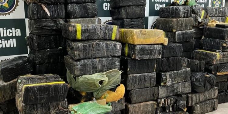 Mais de cinco toneladas de maconha são apreendidas na Dutra