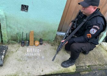 Após troca de tiros, Polícia Militar apreende granada e drogas em Angra