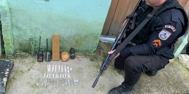 Após troca de tiros, Polícia Militar apreende granada e drogas em Angra