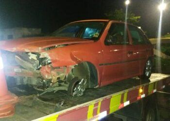 Veículo tomba após colidir em mureta na Dutra, em Itatiaia