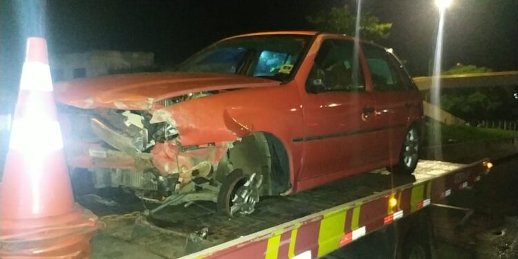 Veículo tomba após colidir em mureta na Dutra, em Itatiaia