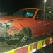 Veículo tomba após colidir em mureta na Dutra, em Itatiaia