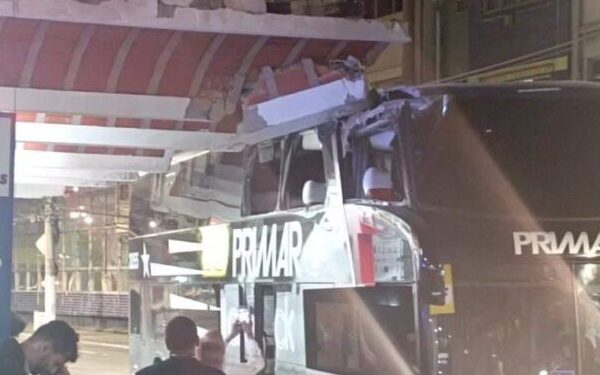Ônibus bate em marquise da rodoviária de Barra Mansa