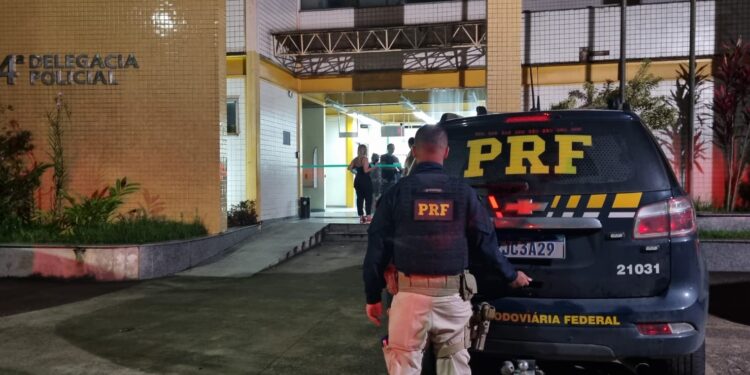 PRF prende homem na Dutra após fugir de posto de combustível sem pagar conta