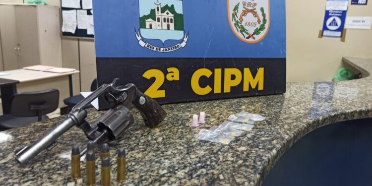 Homem é preso e dois menores são detidos por tráfico de drogas em Paraty