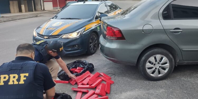 PRF apreende 80 quilos de maconha na Rio-Santos, em Mangaratiba