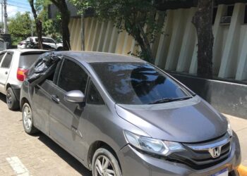 Polícia Militar apreende 31 pinos de cocaína escondidos dentro de um carro em Resende