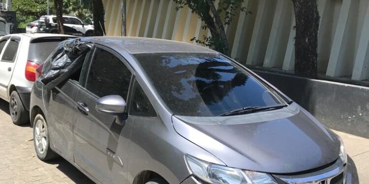 Polícia Militar apreende 31 pinos de cocaína escondidos dentro de um carro em Resende