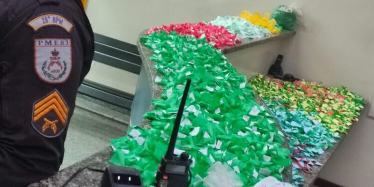 Operação da PM ‘estoura’ paiol do tráfico na Vila Coringa