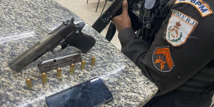 Dupla é presa em flagrante por porte ilegal de arma em Barra Mansa