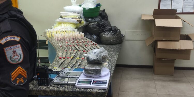 Polícia Militar faz grande apreensão de drogas no Santa Izabel, em Barra Mansa