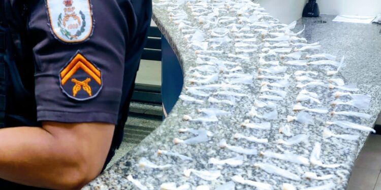PM apreende 180 pedras de crack no Centro de Barra Mansa