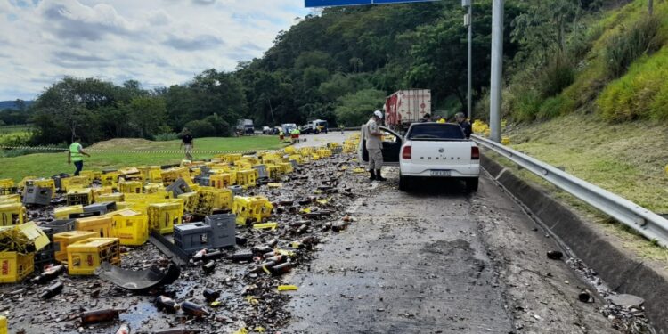 Acidente na BR-393 deixa dois motoristas feridos