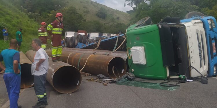Carreta tomba na Via Dutra, em Piraí