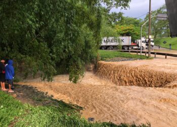 Passagem em Floriano é interditada por temporal