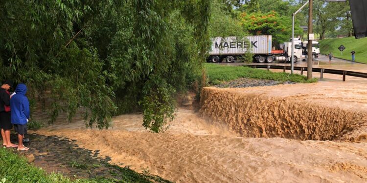 Passagem em Floriano é interditada por temporal
