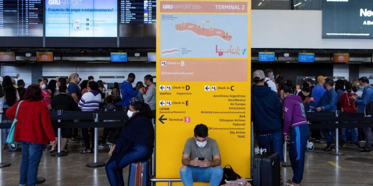 Máscaras são obrigatórias em aviões e aeroportos a partir desta sexta