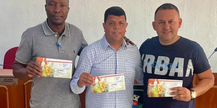 Câmara de Piraí entrega cartões do Auxílio Alimentação aos funcionários