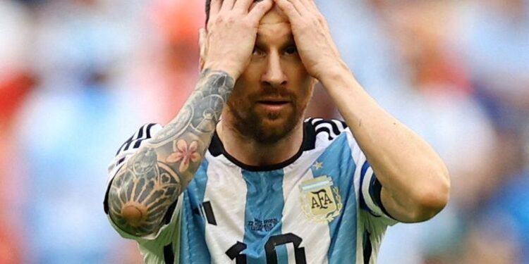 Em 1ª zebra da Copa do Catar, Arábia Saudita&nbsp;bate Argentina de Messi