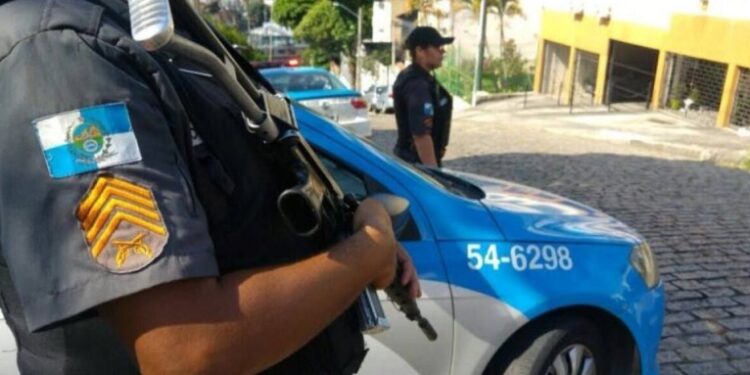 Homem que fazia manobras perigosas tem moto apreendida em Resende