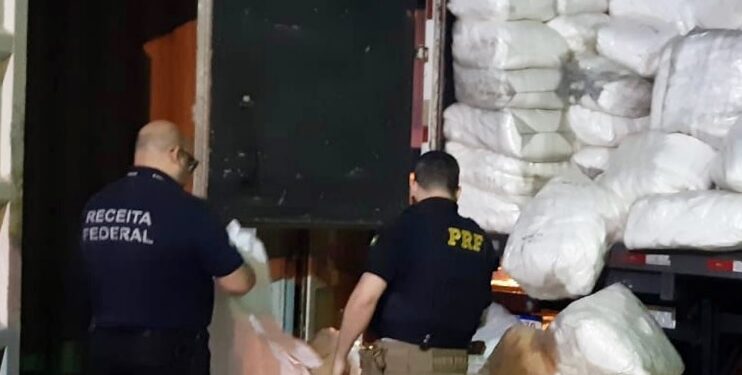 Carga de aventais cirúrgicos avaliada em R$ 150 mil é apreendida na Dutra