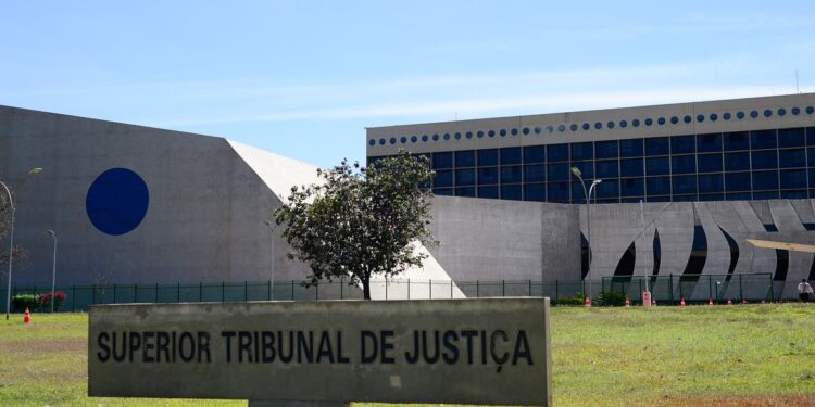 STJ reconhece direito de mãe adotar filha biológica após maioridade