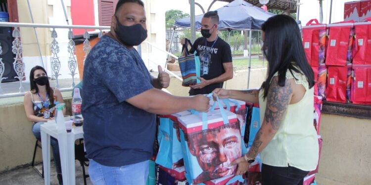 Prefeitura de Pinheiral distribui cerca de 2 mil cestas de Natal aos servidores públicos