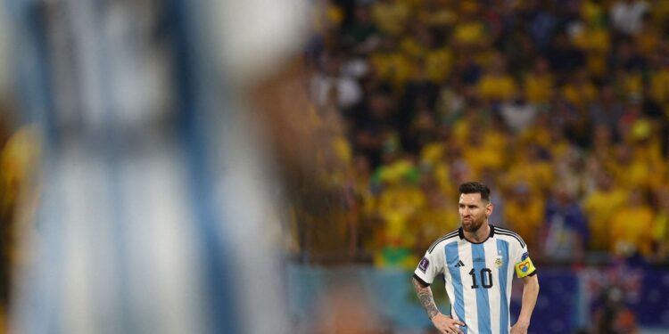 Argentina enfrenta Holanda nas quartas, sob comando de Messi