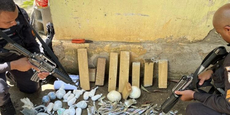 PM apreende 10kg de drogas em esconderijo no Siderlândia