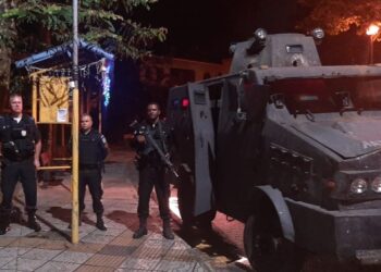 ‘Caveirão’ é usado para impedir baile funk clandestino no Eucaliptal