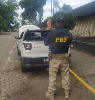 Resende: homem é preso pela PRF com veículo roubado
