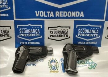 Homem que diz ser segurança na Vila é preso com duas réplicas de pistola