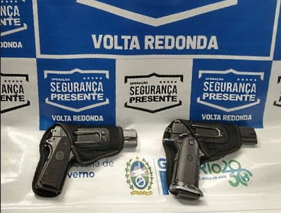 Homem que diz ser segurança na Vila é preso com duas réplicas de pistola