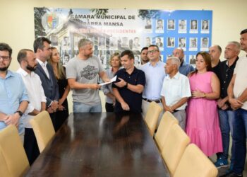 Rodrigo Drable entrega mensagem à Câmara para bonificar profissionais da educação