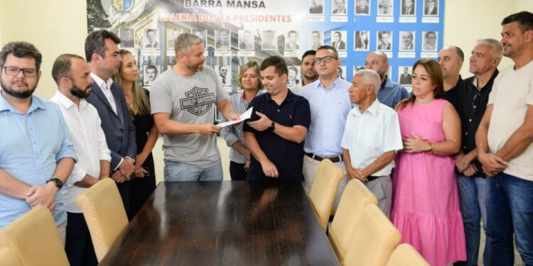 Rodrigo Drable entrega mensagem à Câmara para bonificar profissionais da educação