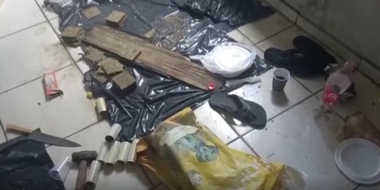 Polícia encontra refinaria de drogas após confronto com traficantes, em Angra dos Reis