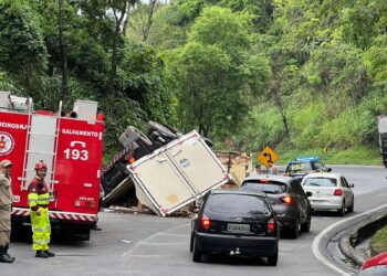 Caminhão perde o freio e tomba na Serra das Araras