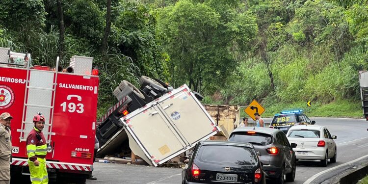 Caminhão perde o freio e tomba na Serra das Araras