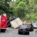 Caminhão perde o freio e tomba na Serra das Araras