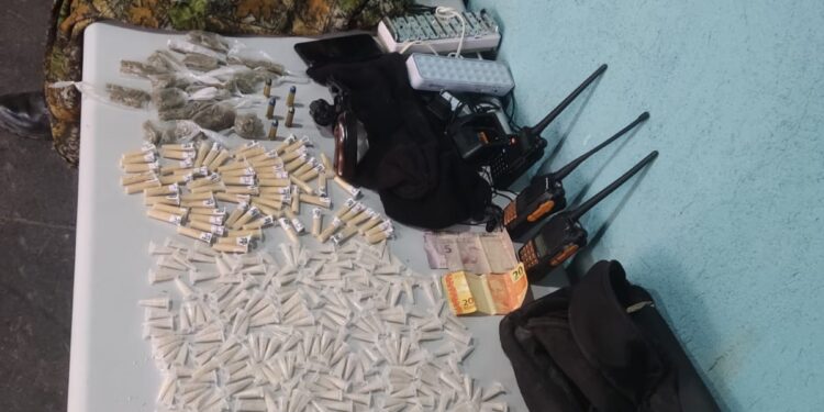 Operação da PM no Água Limpa apreende arma e drogas