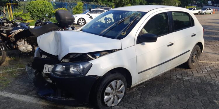Carro é abandonado após acidente na Dutra, em Volta Redonda